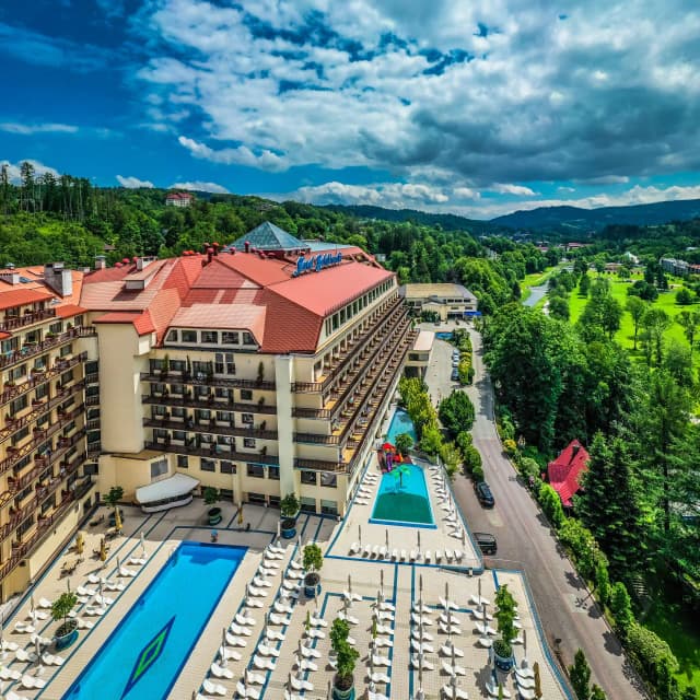 Kiedy powstał hotel Gołębiewski w Wiśle? Historia, którą warto znać